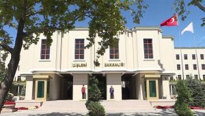 İçişleri: FETÖ’den ihraç edilenlerin göreve dönüşü hukuka uygun yapılıyor