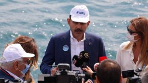 Bakan Kurum, müsilaj temizliği çalışmalarını tekneden denetledi