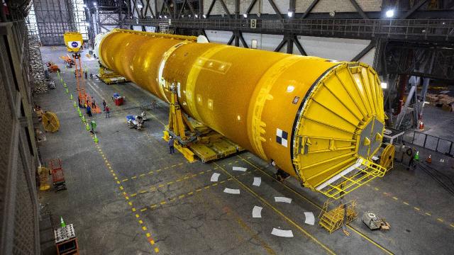 NASA, ilk kez bir kadını Ay’a götürecek dev roketleri birleştirdi