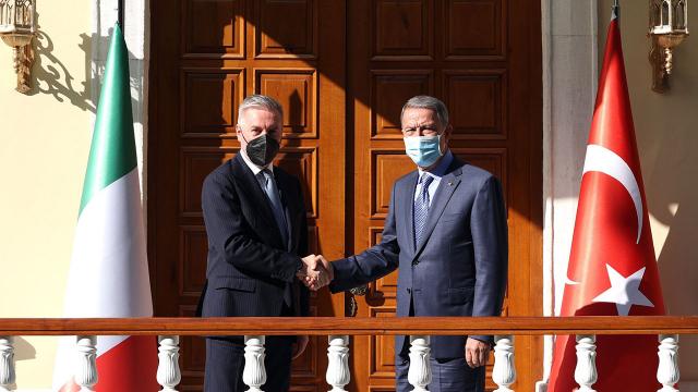Bakan Akar İtalyan mevkidaşı ile görüştü
