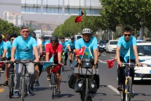 Kazakistan’ın bağımsızlık yıldönümüne ithafen bisikletçiler, Anıtkabir’e pedal çevirdi