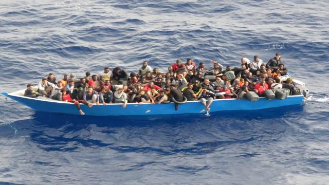 Libya açıklarında 80 düzensiz göçmen kurtarıldı