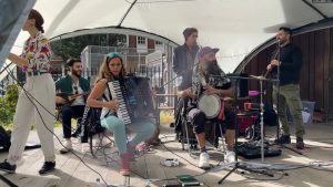 İngiltere’de Kurallar Kalktı Festivaller Başladı