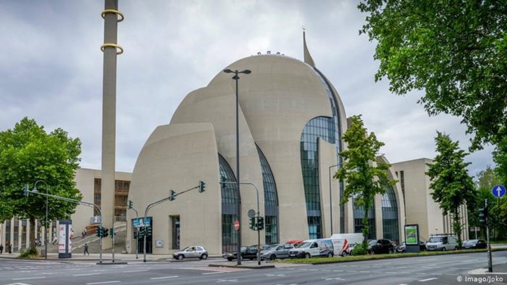 Alman polisi cami önünde karikatürlü gösteriyi yasakladı