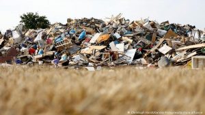 Sel bölgelerindeki atık yığınları temizleniyor