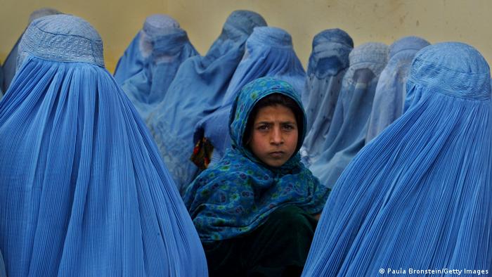 Taliban ile kadınları baş başa bıraktılar