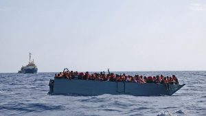 İtalya, 800 göçmen taşıyan 2 kurtarma gemisinin Sicilya’ya yanaşmasına izin verdi