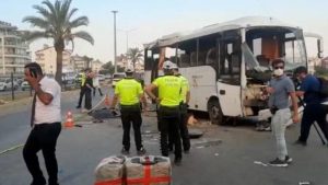Antalya’da tur otobüsü takla attı: 3 ölü, 16 yaralı