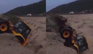 İş makinesi sel sularına kapıldı