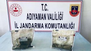 Kurutmaya bıraktıkları uyuşturucu maddeyi toplarken yakalandılar