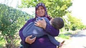 Selden kurtulan torunu kucağında diğerinden iyi haber bekliyor