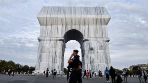 Paris’in simgesi Zafer Takı’nı, 25 bin metre kare kumaşla kapladılar