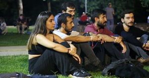 ‘Barınamıyoruz’: Öğrenciler yüksek kiralara karşı geceyi parklarda geçirmeye devam ediyor