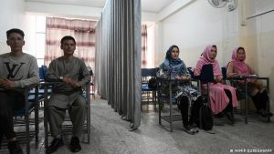 Afgan kadınlar erkeklerle aynı sınıfta okuyamayacak