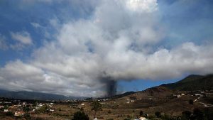 İspanyol adası La Palma’da deprem ve volkan patlaması alarmı üzerine tahliyeler başladı
