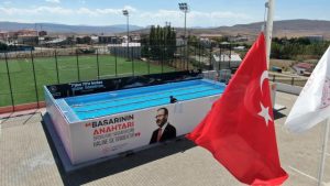 Çocuklar yüzme öğrensin diye 40 günde yüzme havuzu kuruldu