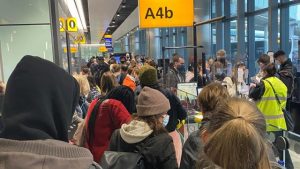 Koronavirüs İngiltere’nin Heathrow havalimanını zirveden indirdi