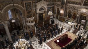 Yunanistan’da eski metropolit Miçotakis’in kilisede oturuşunu eleştirdi