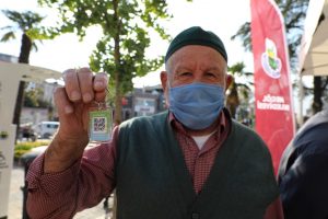 Bursa İnegöl Belediyesi’nden 65 yaş üzerindekilere ‘HES Kodu’ anahtarlık