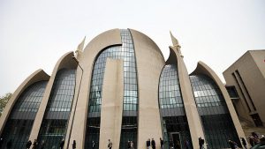 Köln’de camilerdeki cuma ezanının hoparlör aracılığıyla dışarıya yayımlanmasına izin verildi