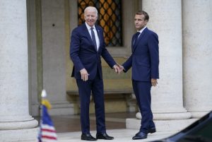 Biden ve Macron’un tokalaşmadaki başarısızlığı