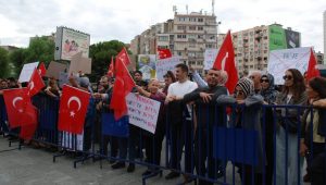Corona Aşısı Karşıtları İzmir’de Miting Düzenledi