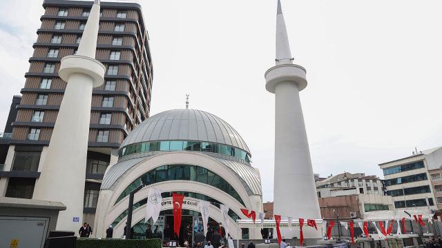 Yeniden inşa edilen Çifte Minare Camii ibadete açıldı