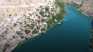 Su altında kalan yerleşim yerini dalgıçlar görüntüledi