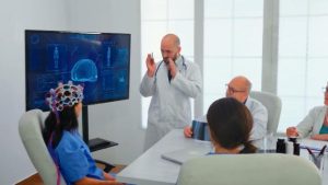 Beynine implant yerleştirilen kadın basit şekilleri gördü