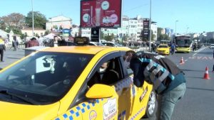 İstanbul’da yolcu seçen taksici: Trafiğe girersek para kazanamıyoruz