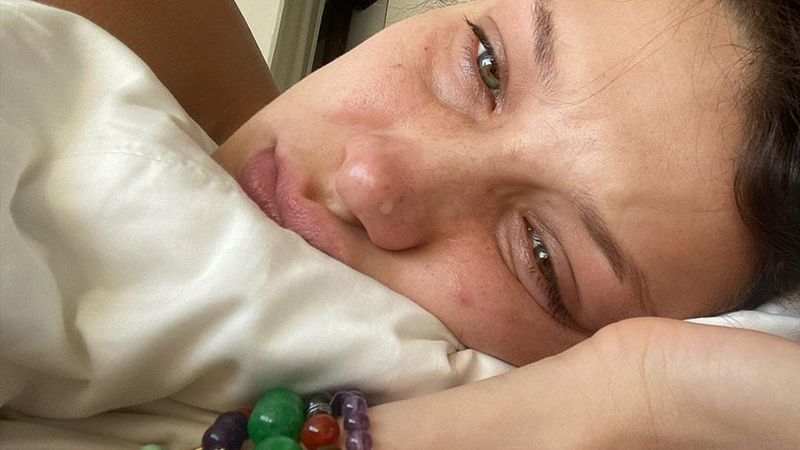 Bella Hadid ‘Sosyal medya gerçek değil’ diyerek Instagram’da ağladığı fotoğraflarını paylaştı