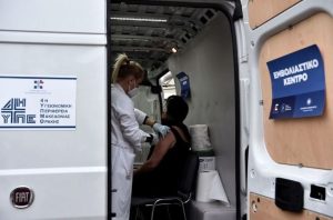 Yunanistan’da Covid aşısı olmayan 60 yaş ve üstü kişiler ayda 100 euro ceza ödeyecek