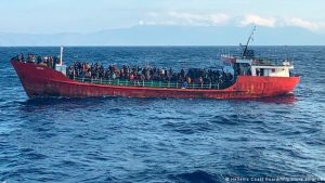 400 göçmenin bulunduğu Türk gemisi Yunan limanına yanaştı