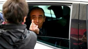 Fransa’da cumhurbaşkanlığı yarışında adı geçen Eric Zemmour’dan protestocuya orta parmak işareti