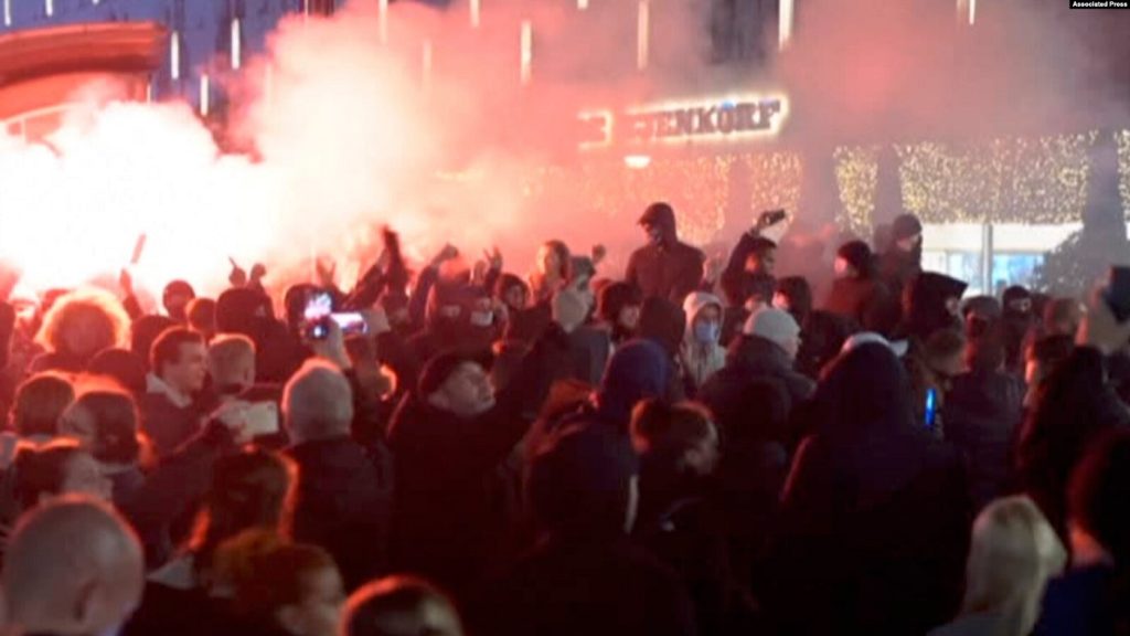 Avrupa’da Yeni Kısıtlamalara Karşı Protestolar Büyüyor