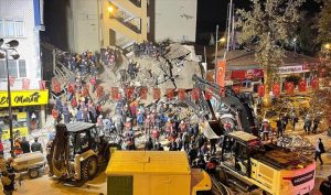 Malatya’da bina çöktü: 13 kişi yaralı çıkarıldı