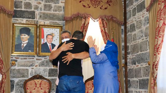 Evlat nöbetindeki bir aile daha evladına kavuştu