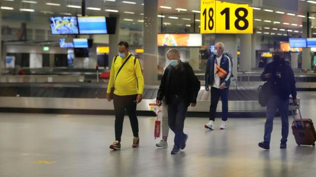 Omicron varyantı Hollanda ve Danimarka’ya sıçradı