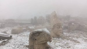 Nemrut Dağı’na mevsimin ilk karı düştü