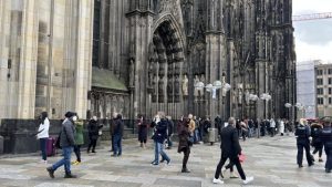 Tarihi katedralde koronavirüs aşısı için kuyruklar oluştu