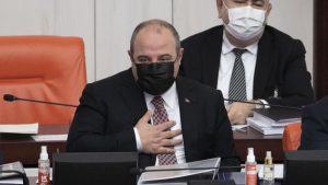 Bakan Varank, bütçe görüşmelerinde baba olduğu haberini aldı