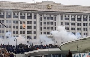 Kazakistan’da tansiyon düşmüyor