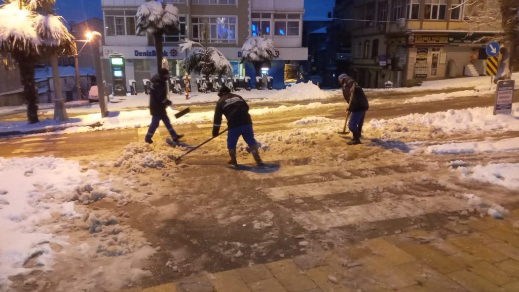 Kocaeli Kandıra’da kar mesaisi 7/24 esasına göre devam ediyor
