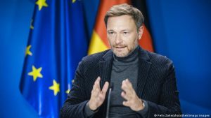 Maliye Bakanı vergi yükünü 30 milyar euro azaltmak istiyor