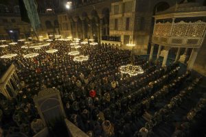 Diyanet İşleri Başkanı Erbaş, Ayasofya Camii’nde sabah namazında vatandaşlarla buluştu