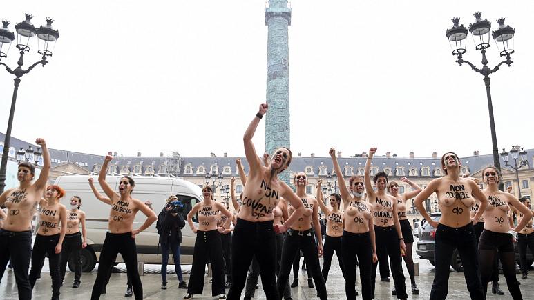 Paris’te gösteri düzenleyen kürtaj karşıtı eylemciler hükümetin yeni düzenlemesine tepki gösterdi
