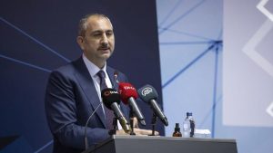 Adalet Bakanı Abdülhamit Gül istifa etti, yerine Bekir Bozdağ atandı