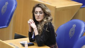 Türklüğü tartışılan Hollanda Adalet Bakanı Dilan Yeşilgöz, ırkçı politikacı Wilders’in hedefinde