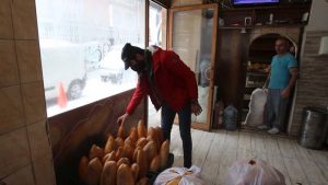 Gümüşhaneli fırıncı, ekmeği köylülerin kapısına kadar götürüyor