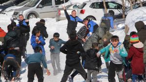 Şırnak’ta polisler çocuklarla kar topu oynadı